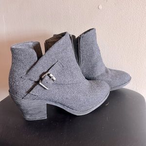 Blowfish gray felt booties